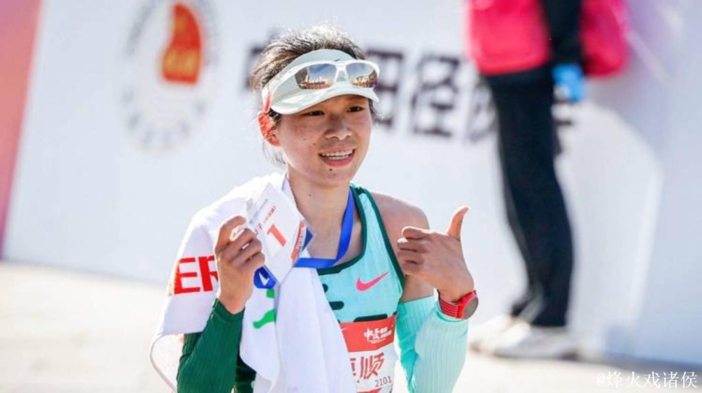 全运会女子马拉松张德顺成功卫冕 成为国内第一人 全运会女子马拉松张德顺成功卫冕 成为国内第一人